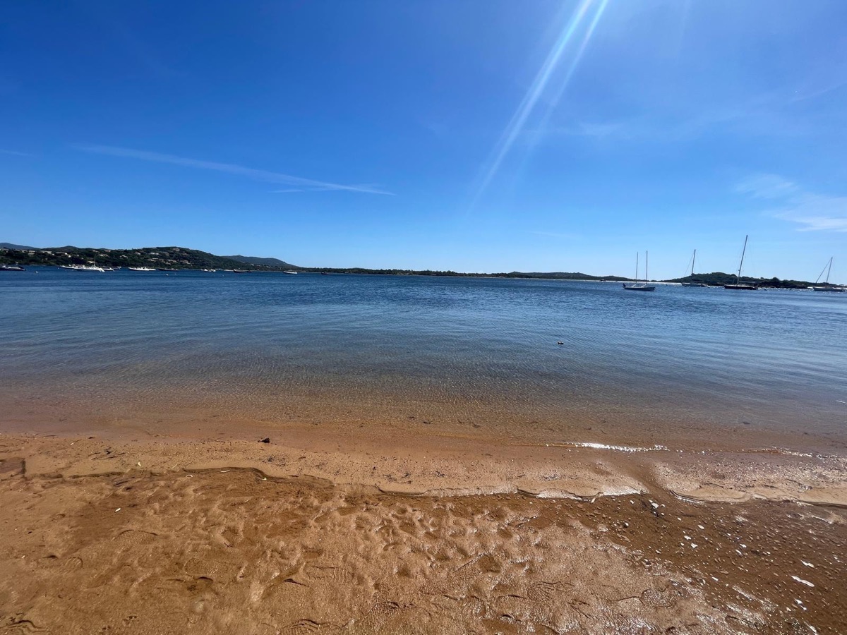 Plage au coucher du soleil à Porto-Vecchio