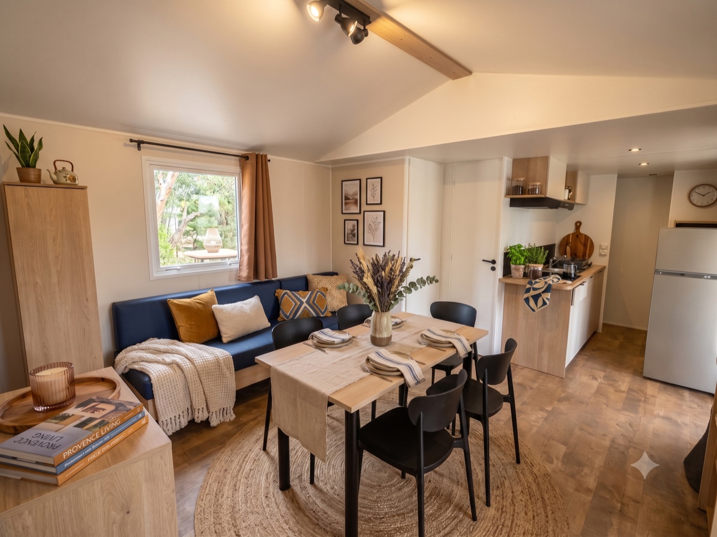 Séjour lumineux du mobil-home 2 chambres